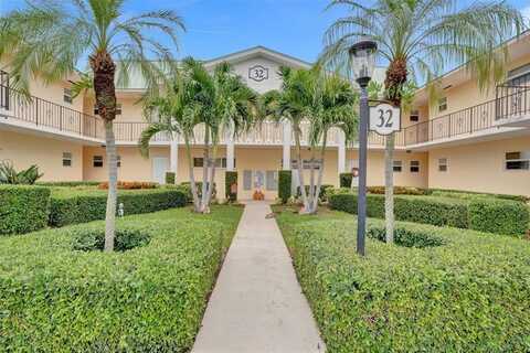 32 Colonial Club Dr, Boynton Beach, FL 33435