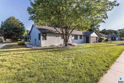 221 E 5th Ave, Lennox, SD 57039