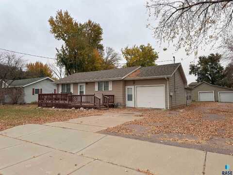 812 S Main St, Lennox, SD 57039