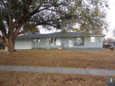 621 W 12th Ave, Mitchell, SD 57301