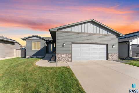 1009 N Brennan Ct, Sioux Falls, SD 57110