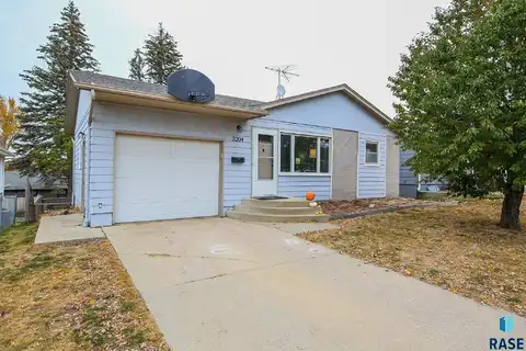 3204 E 15th St, Sioux Falls, SD 57103