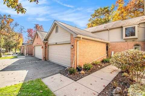 928 WOODRIDGE HILLS Drive, Brighton, MI 48116