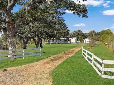 5108 Cowan Road, Flatonia, TX 78941