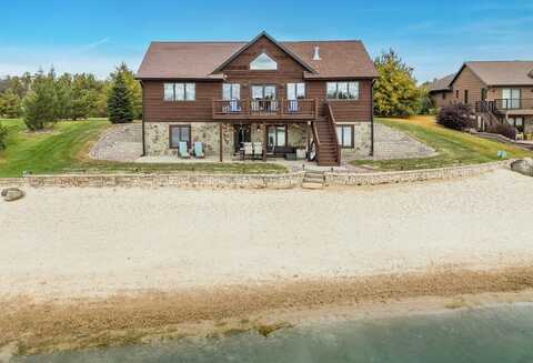 W5679 Castaway Drive, New Lisbon, WI 53950