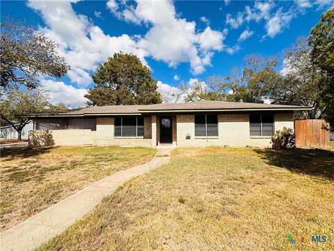 611 West Street, Yoakum, TX 77995