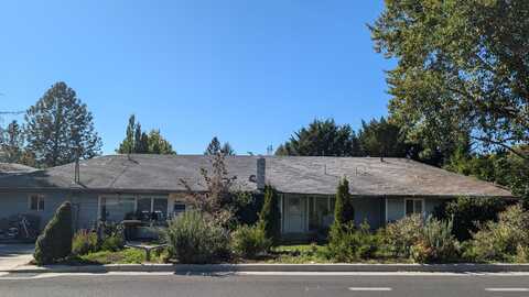 1144 NE Beacon Drive, Grants Pass, OR 97526