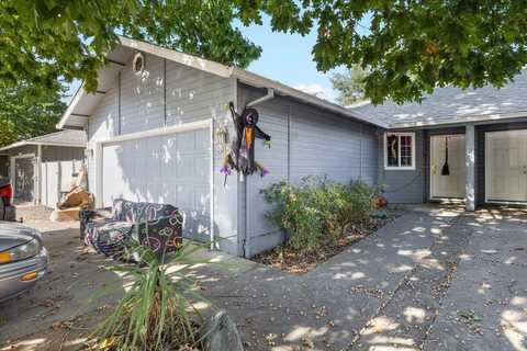 885 Columbine Way, Central Point, OR 97502