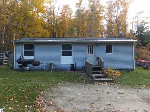 4523 River Road, Frankfort, MI 49635