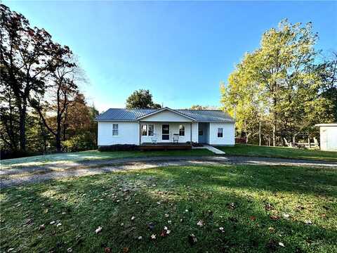 1689 Skyhill Rd, Mahoning, PA 16116