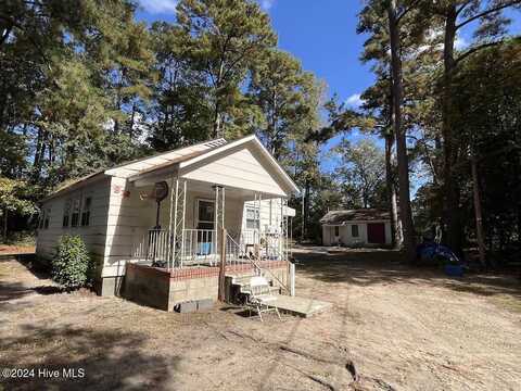 812 Aberdeen Road, Laurinburg, NC 28352