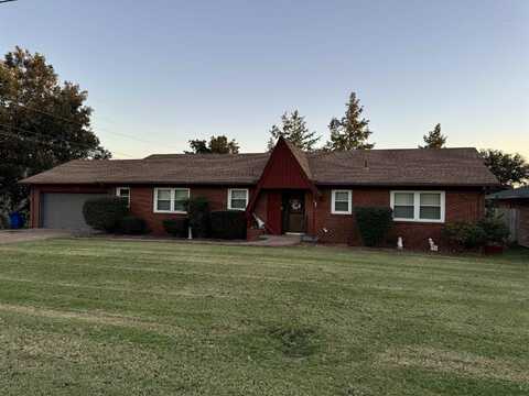 104 W 7th St, Hennessey, OK 73742