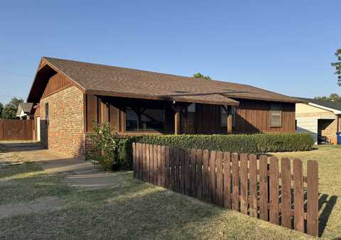 215 E 3rd St, Hennessey, OK 73742