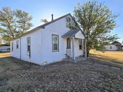 1337 N Fossil St, Russell, KS 67665