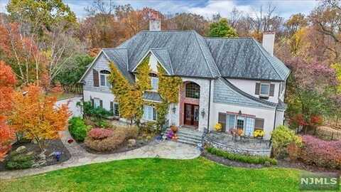 10 Stone Meadows Lane, Mahwah, NJ 07430