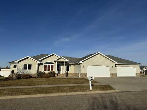 2904 SE 11th St, Minot, ND 58701