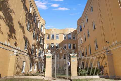 7405 N Hoyne Avenue, Chicago, IL 60645