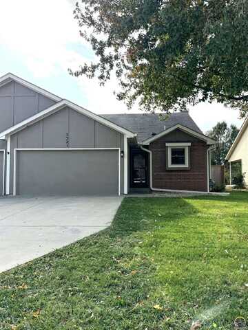 5321 SW Reeder ST, Topeka, KS 66604