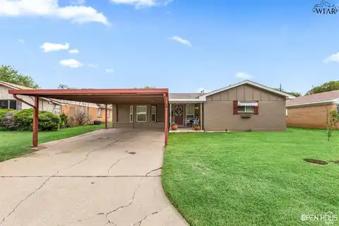 1004 VAN HORN STREET, Iowa Park, TX 76367