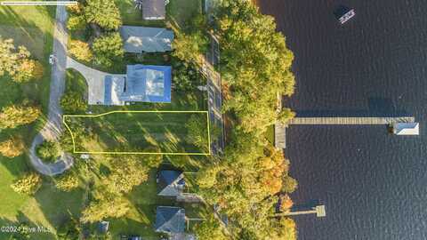 210 Lakeshore Drive, Lake Waccamaw, NC 28450