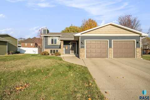 1018 NE 8th St, Madison, SD 57042