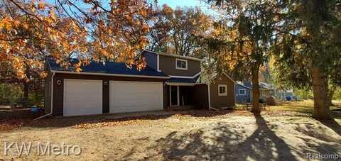 1101 HILLCREST Street, White Lake, MI 48386