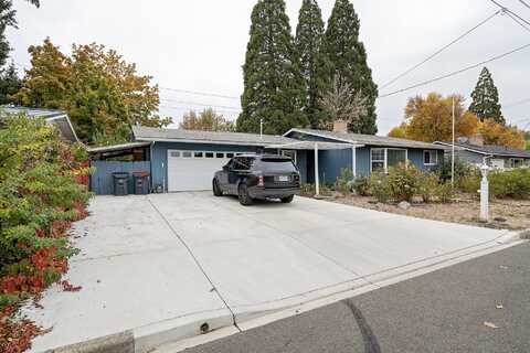 909 Comet Way, Central Point, OR 97502