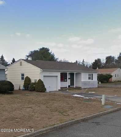 41 Stanford Drive, Toms River, NJ 08757