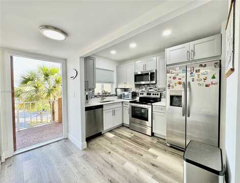 8305 Sunrise Lakes Blvd, Sunrise, FL 33322