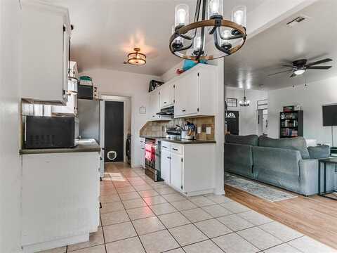 105 W 10th Place, Edmond, OK 73003