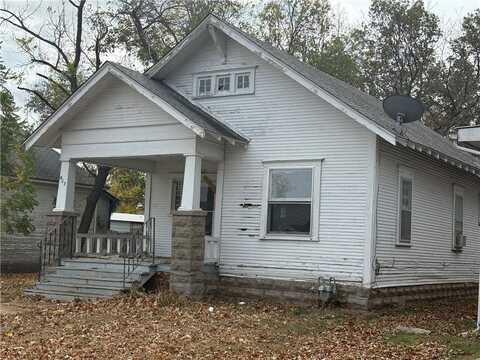 607 W 3rd Street, Coffeyville, KS 67337