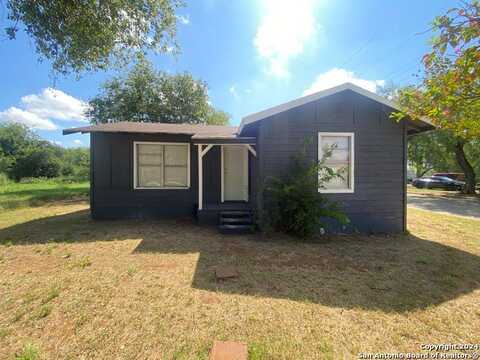 504 N Peach St, Pearsall, TX 78061