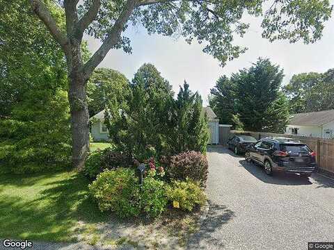 Oak, HAMPTON BAYS, NY 11946