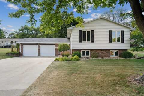 1023 1st St. SW, Dyersville, IA 52040