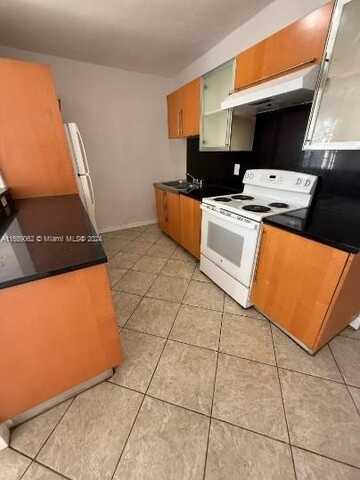 996 NW 10th St, Hallandale Beach, FL 33009