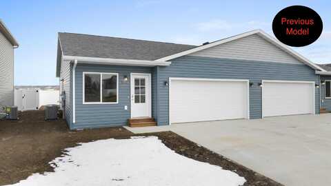 1533 47th Loop SE, Minot, ND 58701