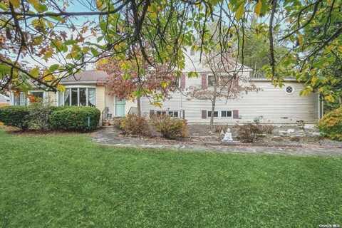 55 E Rogues Path, Huntington Station, NY 11746