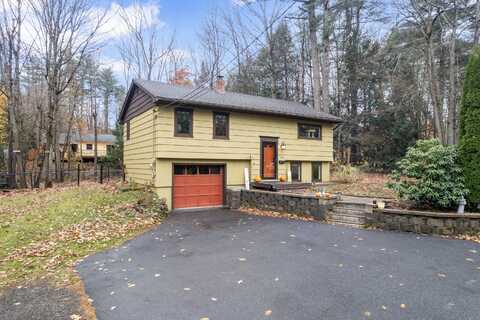 102 Easy Street, Farmingdale, ME 04344