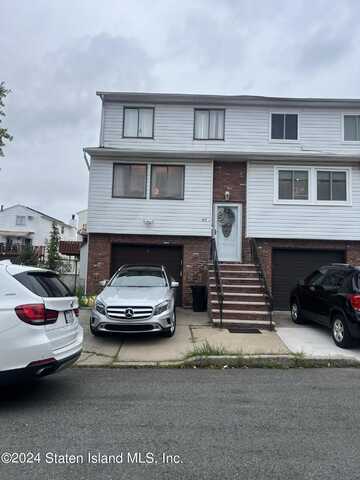 97 Country Drive N, Staten Island, NY 10314