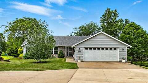 5709 Oak Crest Hill Rd SE, Riverside, IA 52327