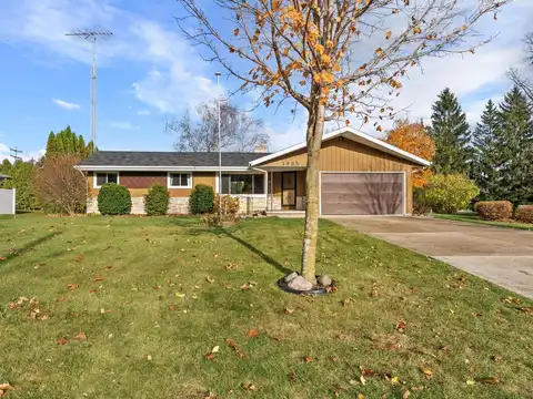 1635 Sylvan Dr, Manitowoc, WI 54220