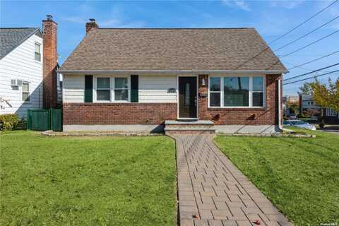 106 Barwick Boulevard, Mineola, NY 11501