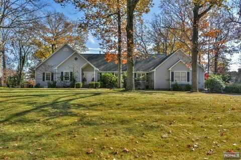 859 Summit Avenue, Franklin Lakes, NJ 07417