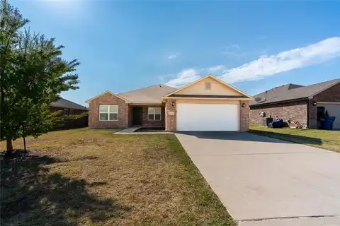 1924 W Oak Valley Way, Mustang, OK 73064