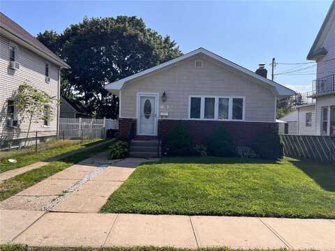 30 Oakland Street, Hempstead, NY 11550