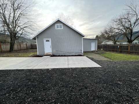 1045 HILL ST, Myrtle Creek, OR 97457