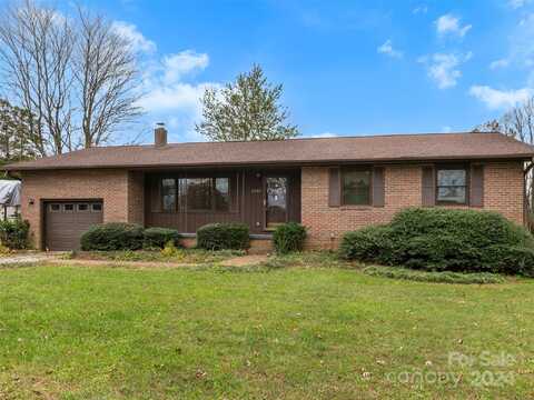 5540 Howard Gap Road, Flat Rock, NC 28731