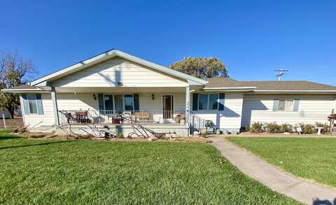 306 E 7th St, Hoisington, KS 67544