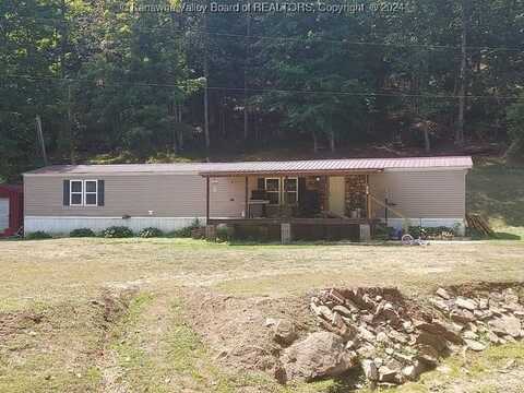 387 Young Hollow Road, Kenna, WV 25248