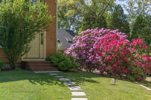 8 School House Village, Oak Bluffs, MA 02557